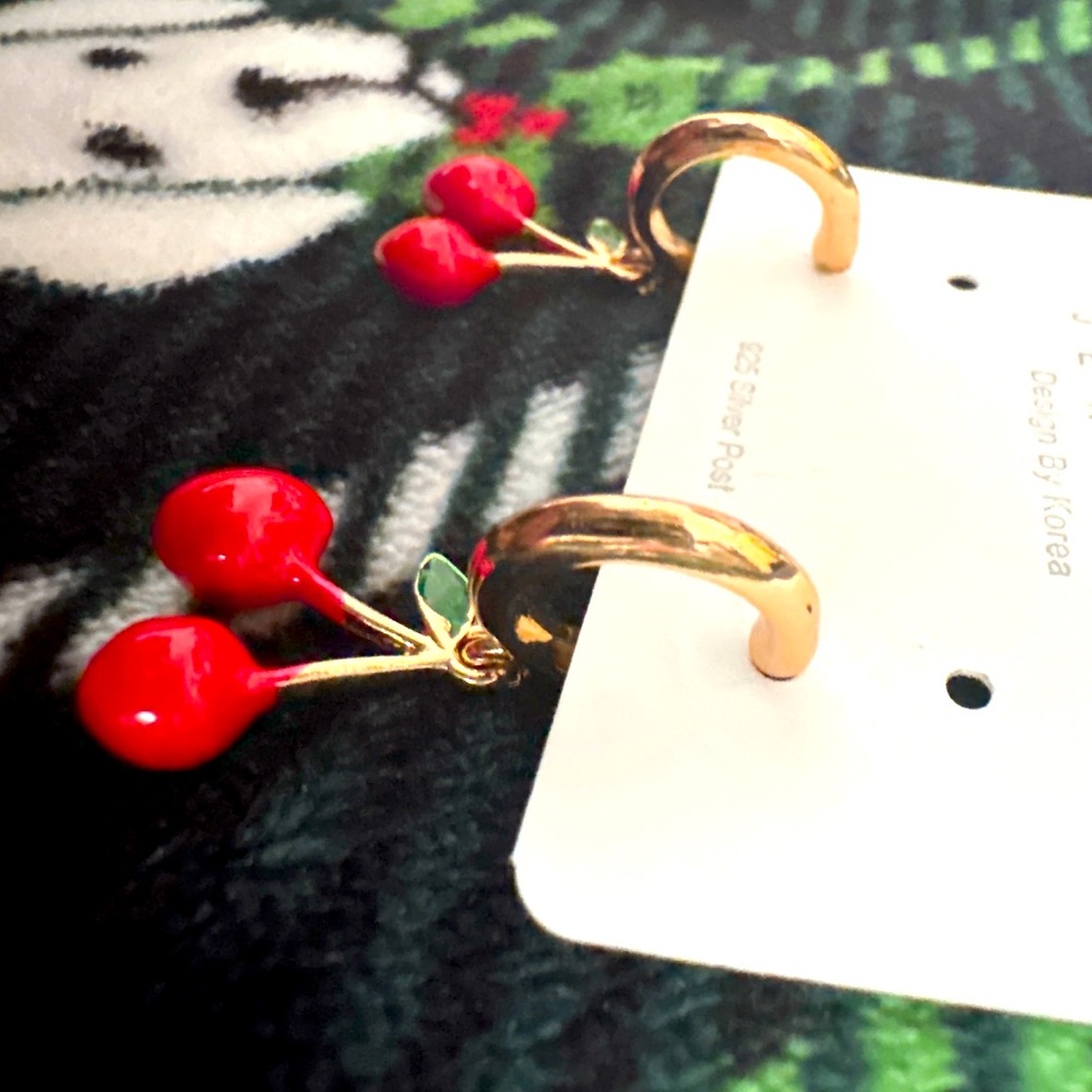 Cherry earring - Picture 2 of 2